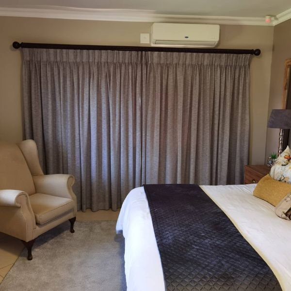 Blackout Pinch Pleat Dubai